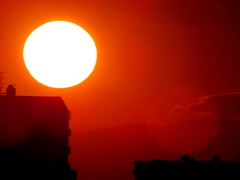 ’22新年の荒川土手からビルの上の大きな夕日