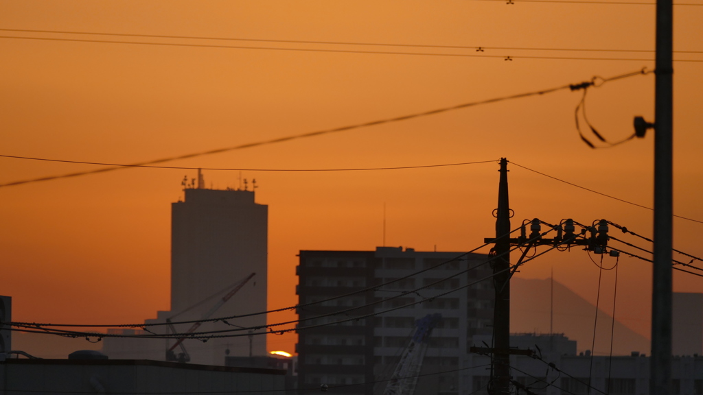 荒川土手から池袋方面に見えた丹沢鬼ケ岩頭左谷に入る夕日