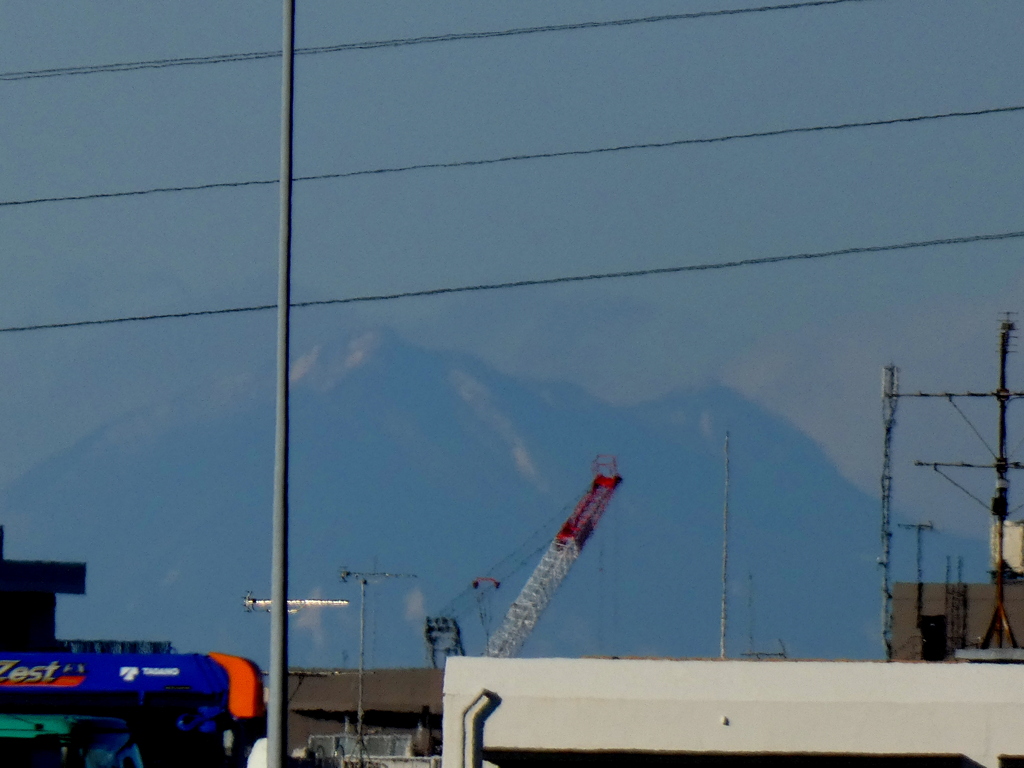 ’22新年の荒川土手から対岸の高速高架上の日光大真名子山小真名子山
