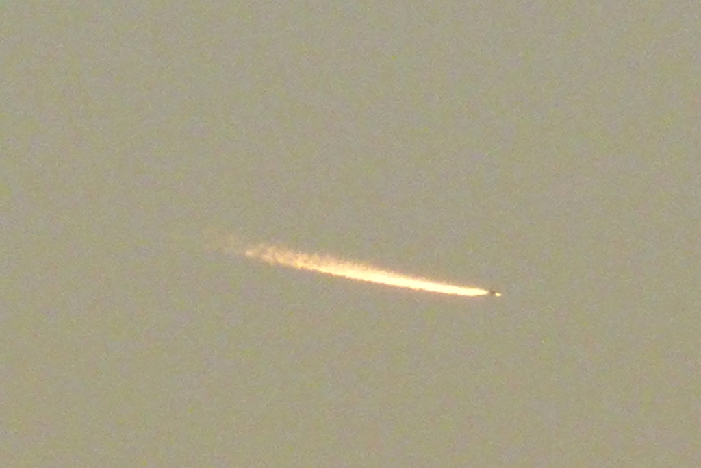 遠くの西の空の一点の白雲をズームイン