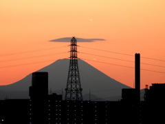撮影の前からある富士上空のカサ雲シルエット