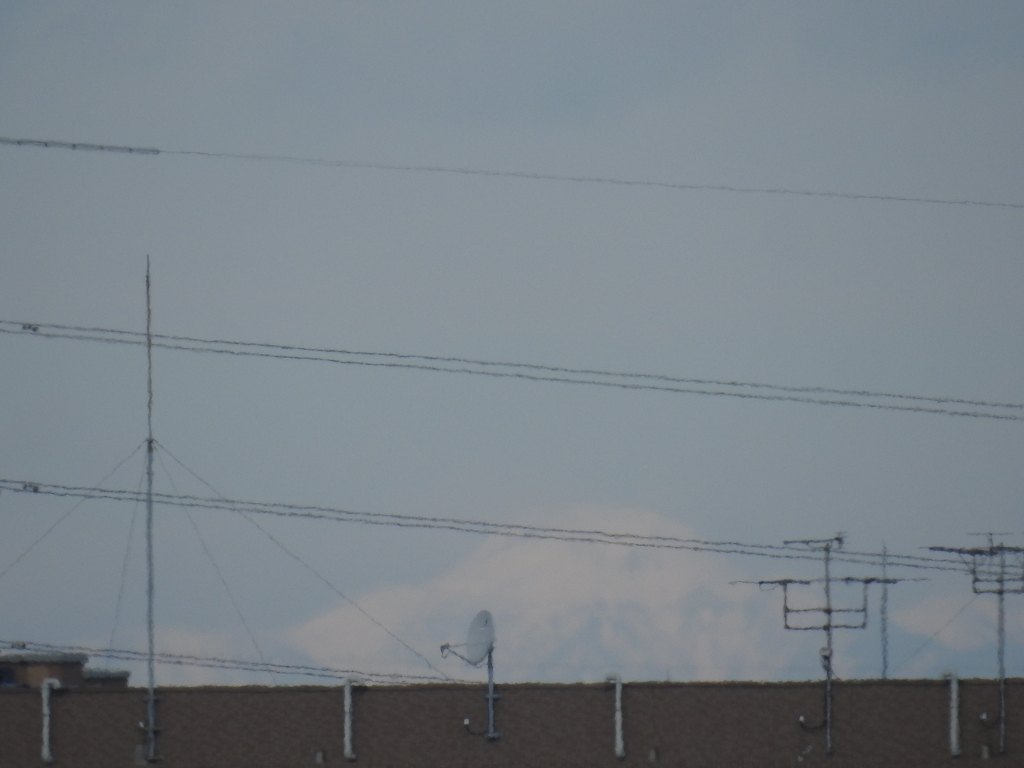 高速の上に雪をかぶった日光奥白根山