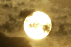 隅田川の大きな雲被る夕日