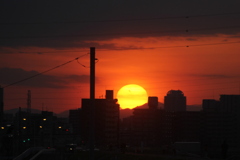 荒川土手からビルの間の滝子山左裾野の夕日
