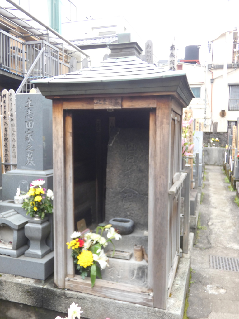 浅草通りの松が谷交差点を右に曲がった聖教寺の北斎のお墓