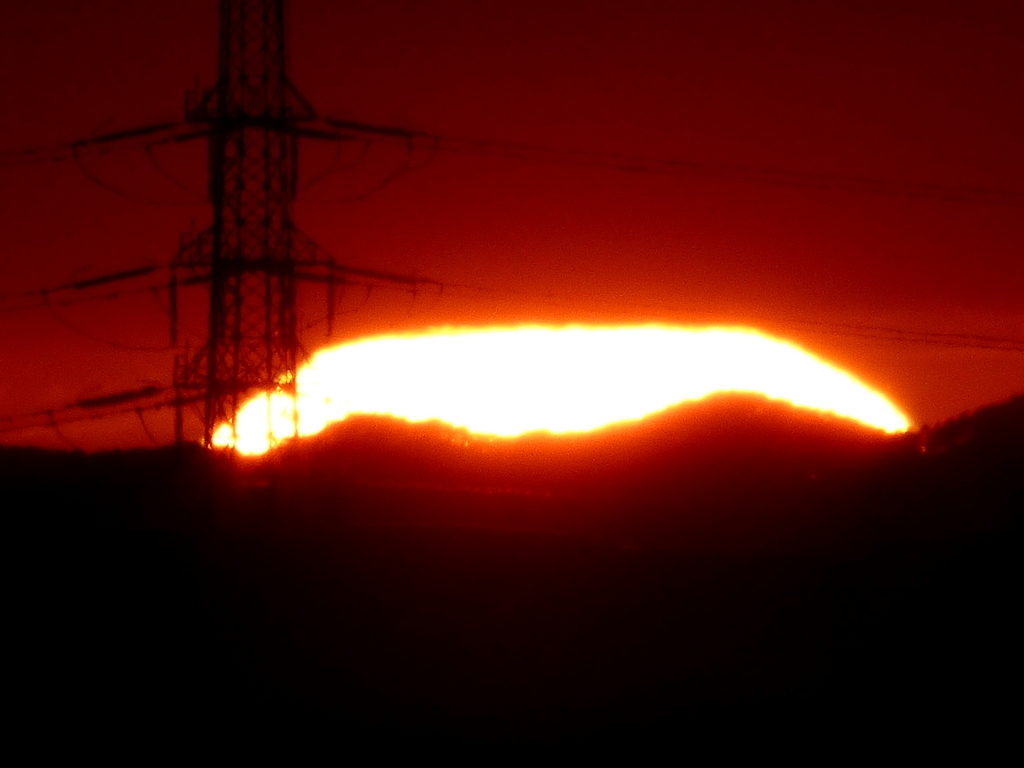 '2207.23.18:52.上空の雲のの下からぶな峠に夏至から再びの夕日