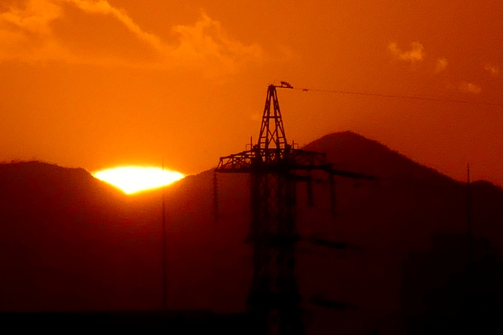 蛭が岳と丹沢山の間に落ちる夕日