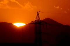 蛭が岳と丹沢山の間に落ちる夕日