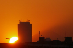 ’23.01.20富士山の裾野宝永山の落日（サンシャインビルの裏）