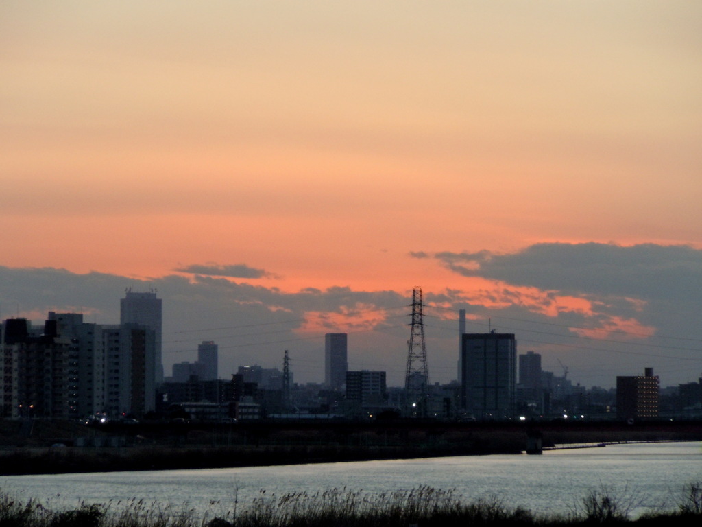 荒川土手から対岸の夕焼けの風景