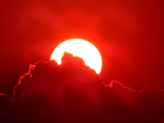 夏至から１０日目の真っ赤な雲間に落ちる夕日
