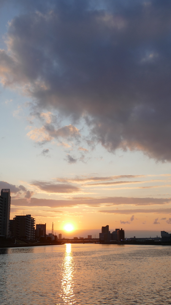 隅田川の雲の間に