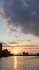 隅田川の雲の間に