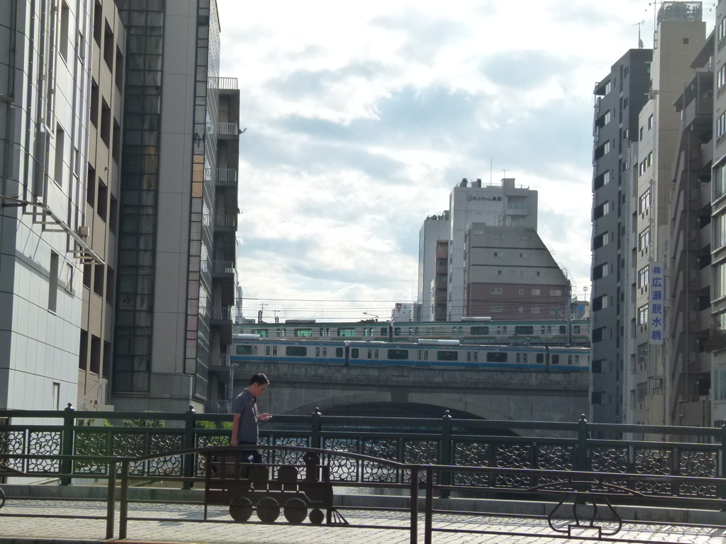 神田川にかかる万世橋と雲