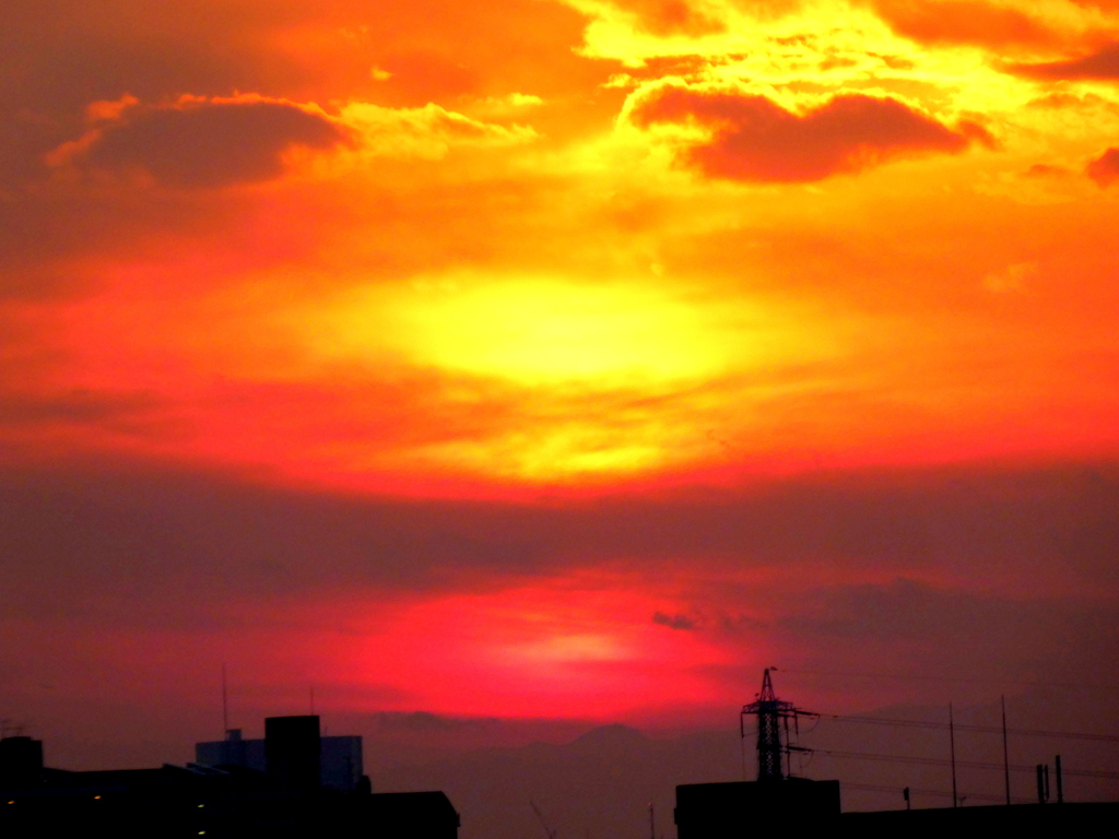 真紅の夕焼けの下に丹沢山系の山