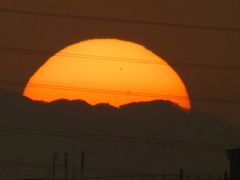 隅田川の電線の奥の有間山の大きな夕日