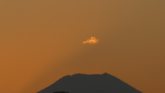 富士山頂の上の小さな雲