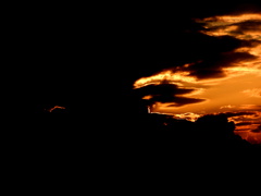雲間の覗く夕焼雲