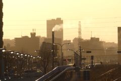 荒川土手から夕焼けの煙突周りの街灯の連なり