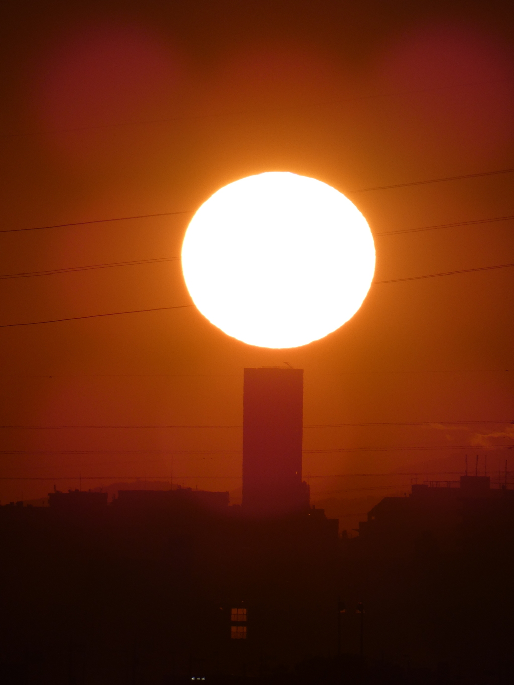 遠くのタワー上の夕日