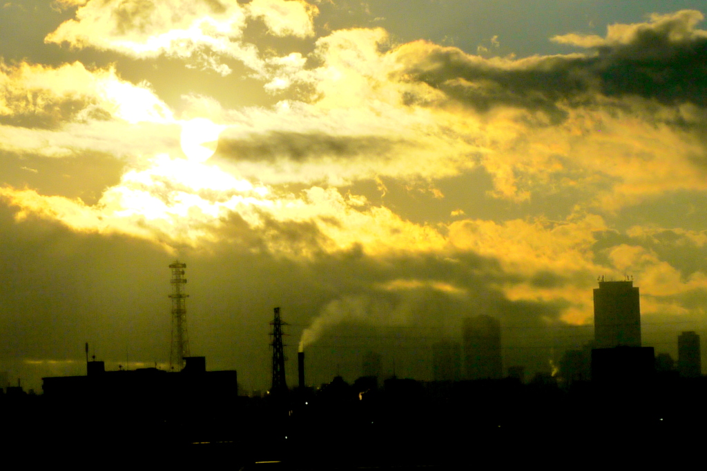 荒川西の黄金の雲間の夕日