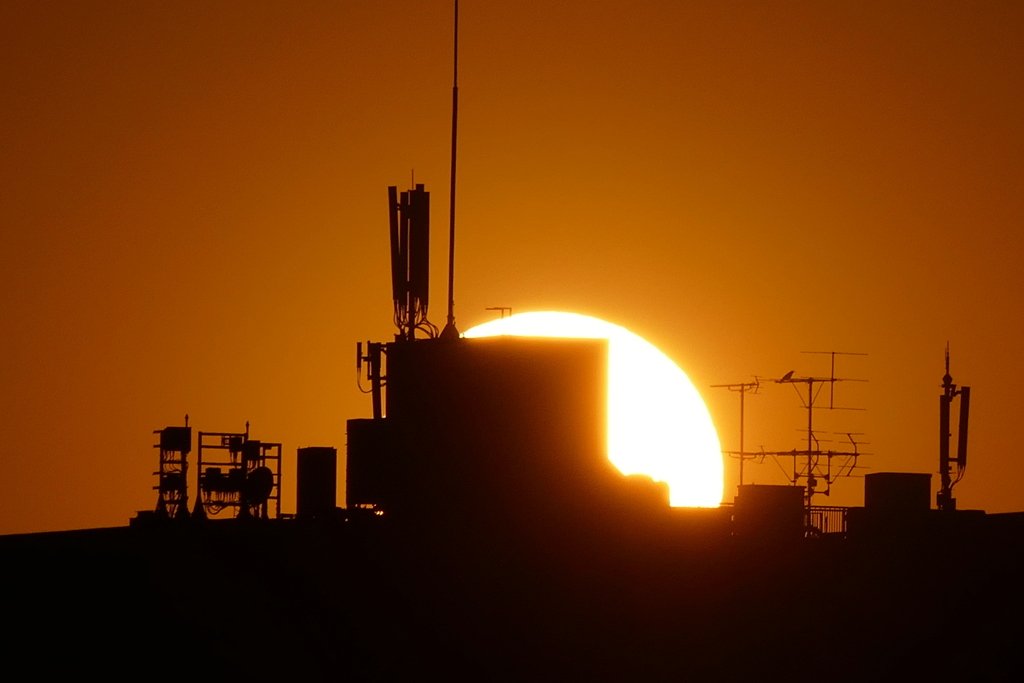 ビルの屋上の夕日