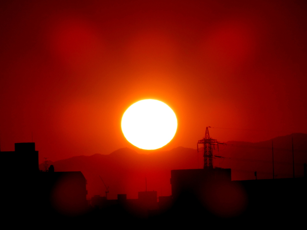 荒川土手から見えた'21.12.15.丹沢山系の塔ノ岳右の夕日
