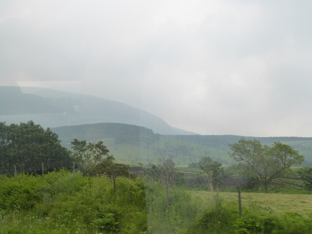 バスの車窓からの阿蘇の雲