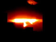 限られた空間の夕日と大室山