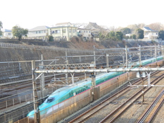 日暮里駅から見える新幹線はやぶさE5系