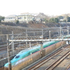 日暮里駅から見える新幹線はやぶさE5系