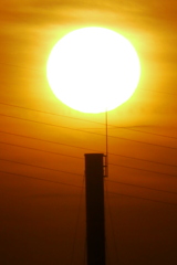 隅田川の煙突の上の大きな夕日