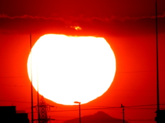 台風2号一過の千住新橋から高速道路上の傘山の上空の大きな夕日