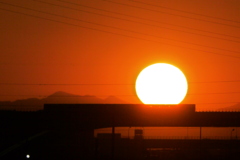 大持山小持山と夕日の前を走るライナー