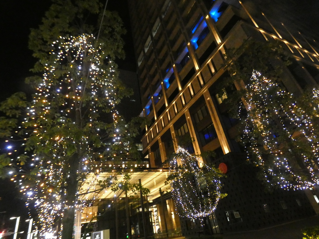 中央通りの青もちりばめられた玄関の飾り付け