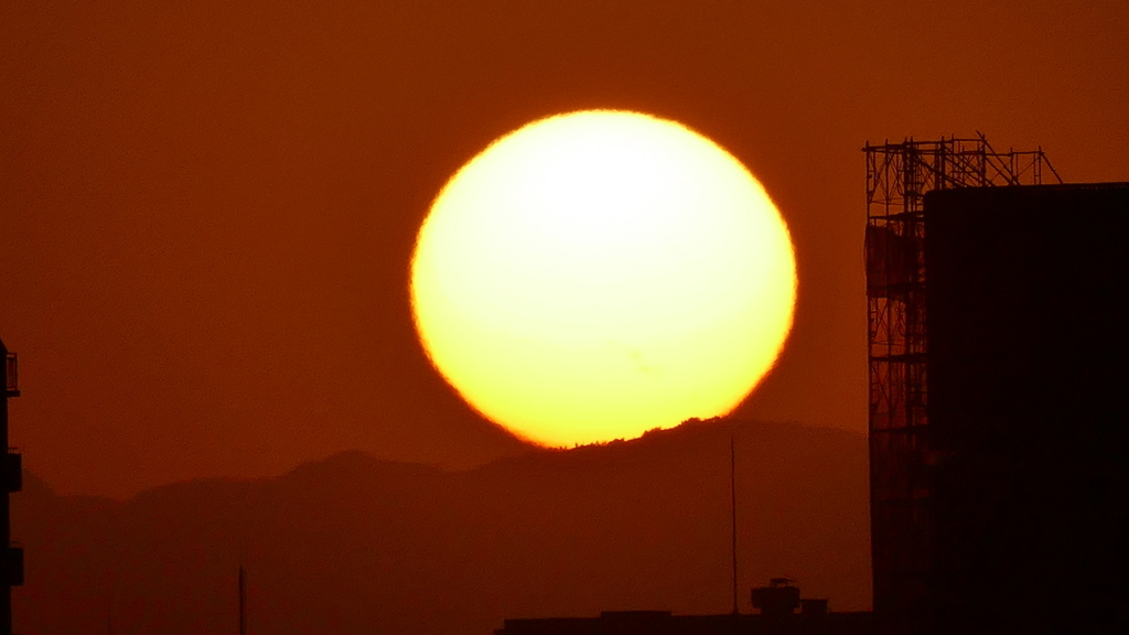荒川土手から丹沢山系に掛かる夕日