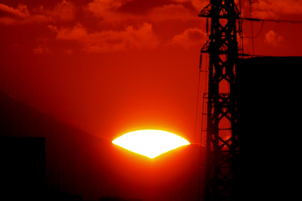 富士山と大室山の阿井出にいる扇状の夕日