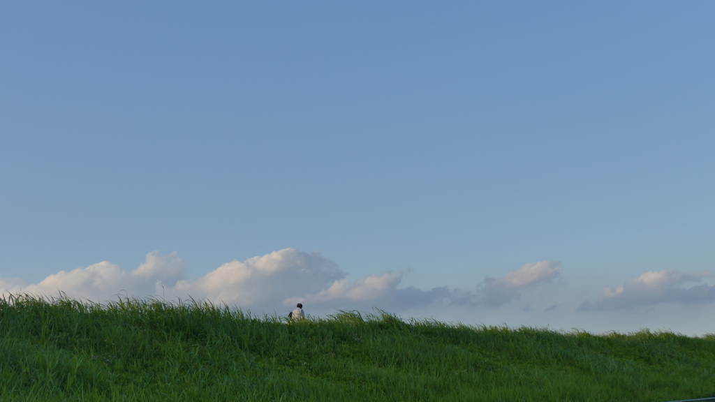 晴れ間の土手の雲