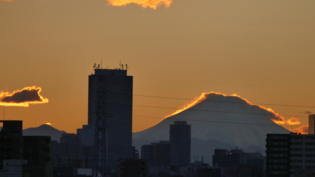 荒川から富士と蛭ヶ岳頂の光る雲