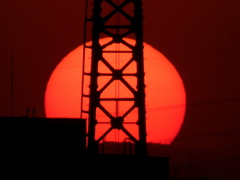 鉄塔の後ろには雁ヶ腹摺山に沈む夕日