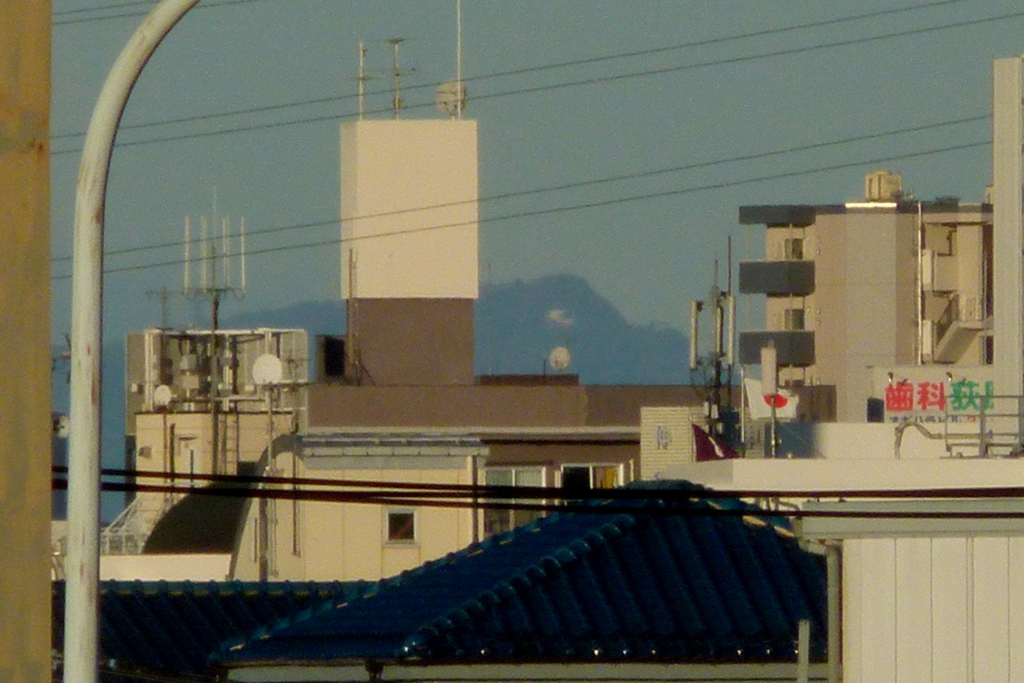 西新井橋から見えたつくば女体山の白目