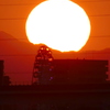 観覧車の上の大菩薩嶺右裾風張峠辺りの夕日