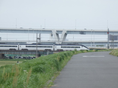 千住金八土手の京成スカイライナー千住大橋へ