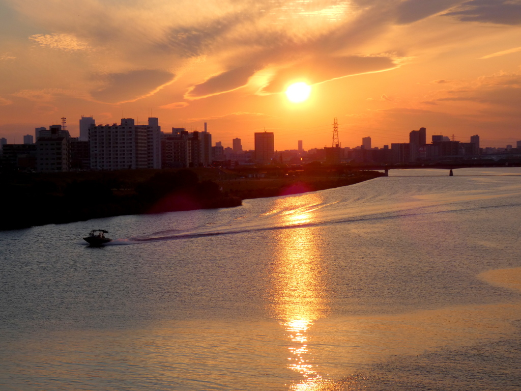 荒川の急ぎの夕焼け