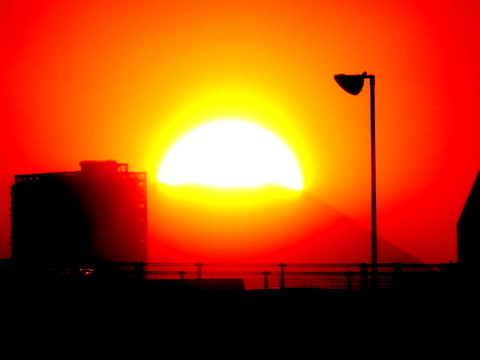 街灯の下にダイヤモンド富士