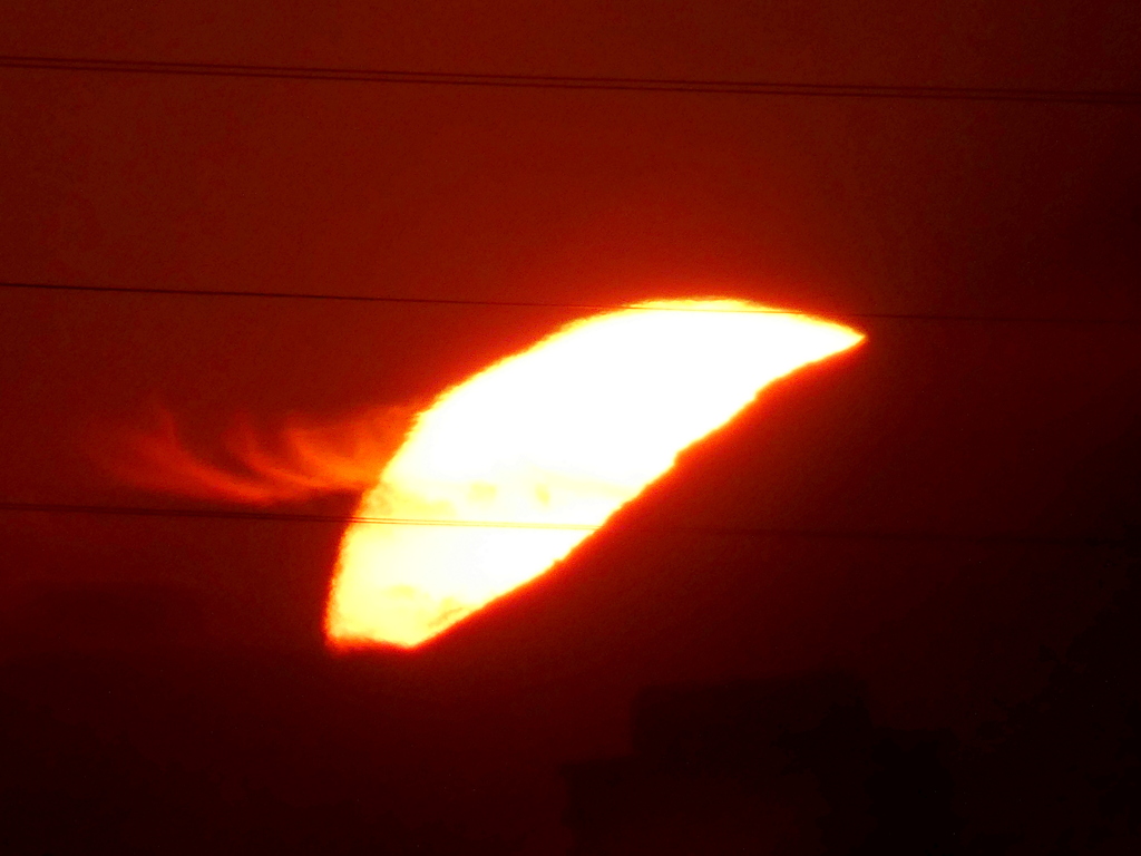 富士山の裾野の夕日の前の真っ赤な雲