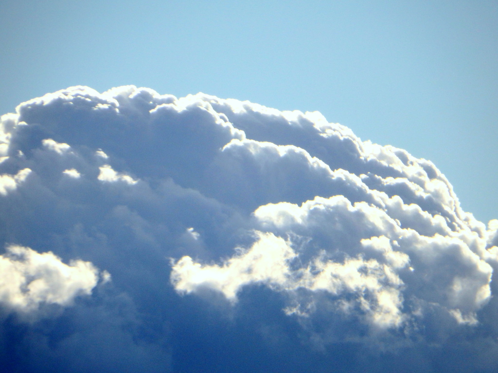 かなり遠い積雲を今日はカメラの望遠のテストで