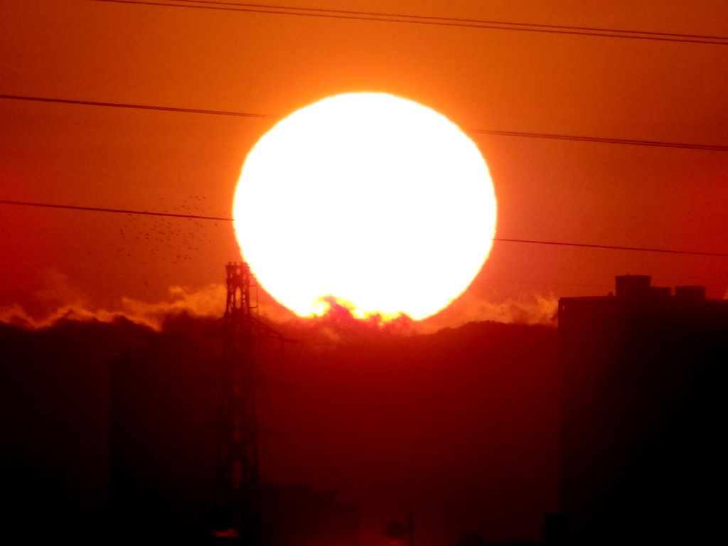 今年も雲がわく丹沢山系の鉄塔の後ろの塔ノ岳の右の大きな夕日