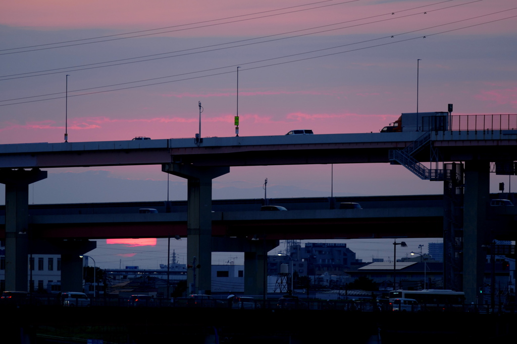高速下の低い夕日