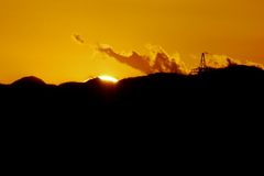 '22.12.26.塔ノ岳の右の小山の右裾の谷にズレる夕日